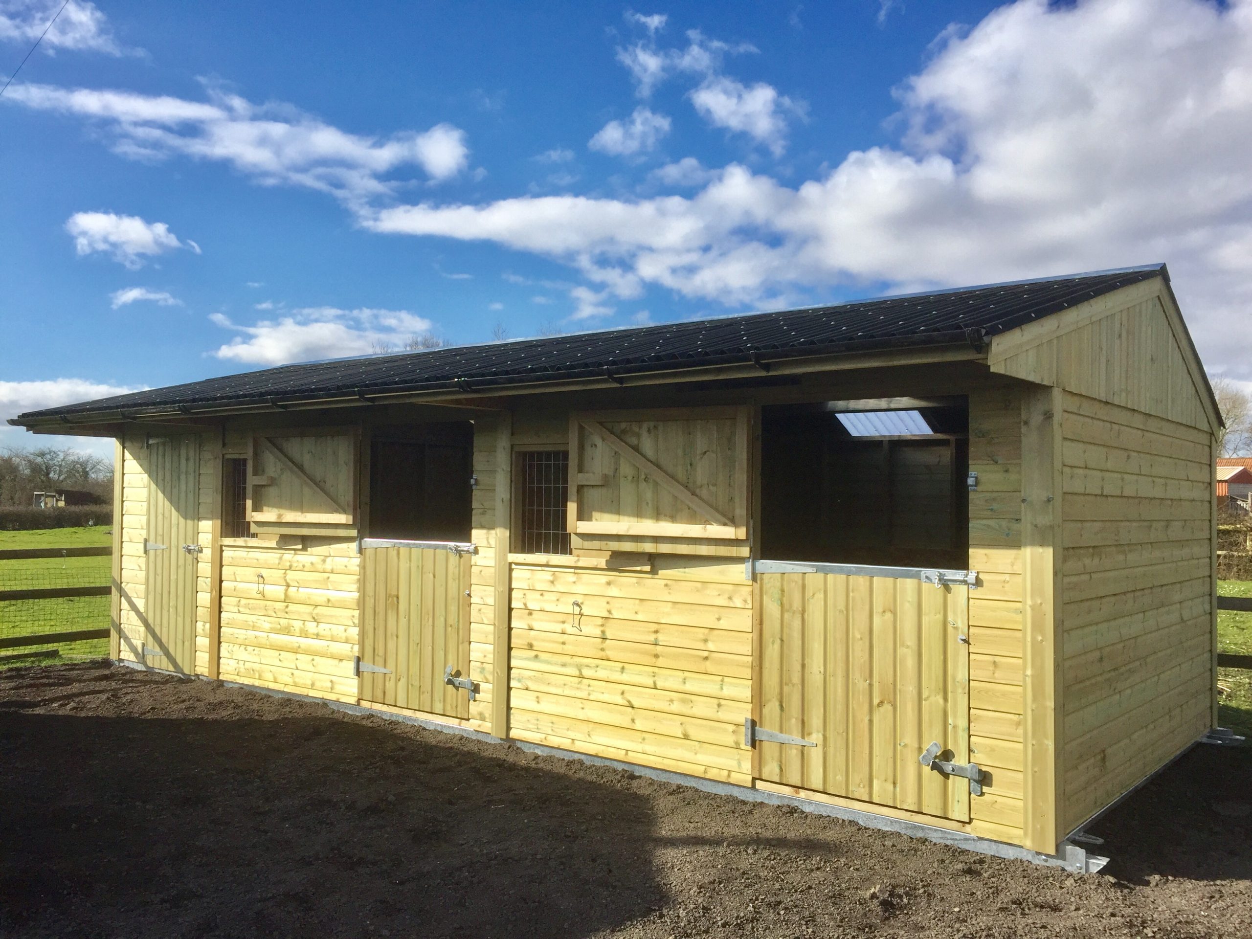 Twin Mobile Stable with 6ft Tack Room