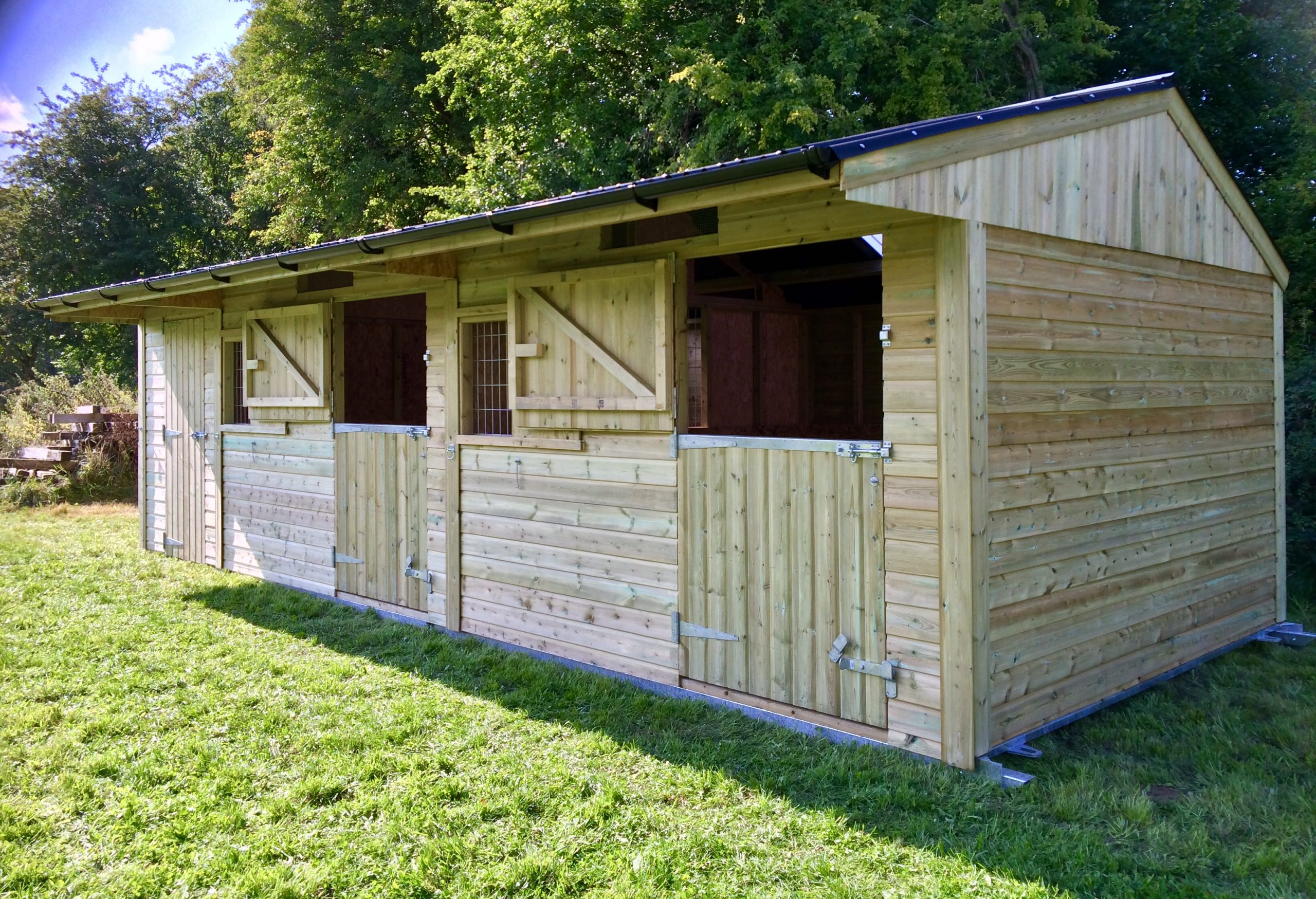 twin mobile stable with 8 foot tack room